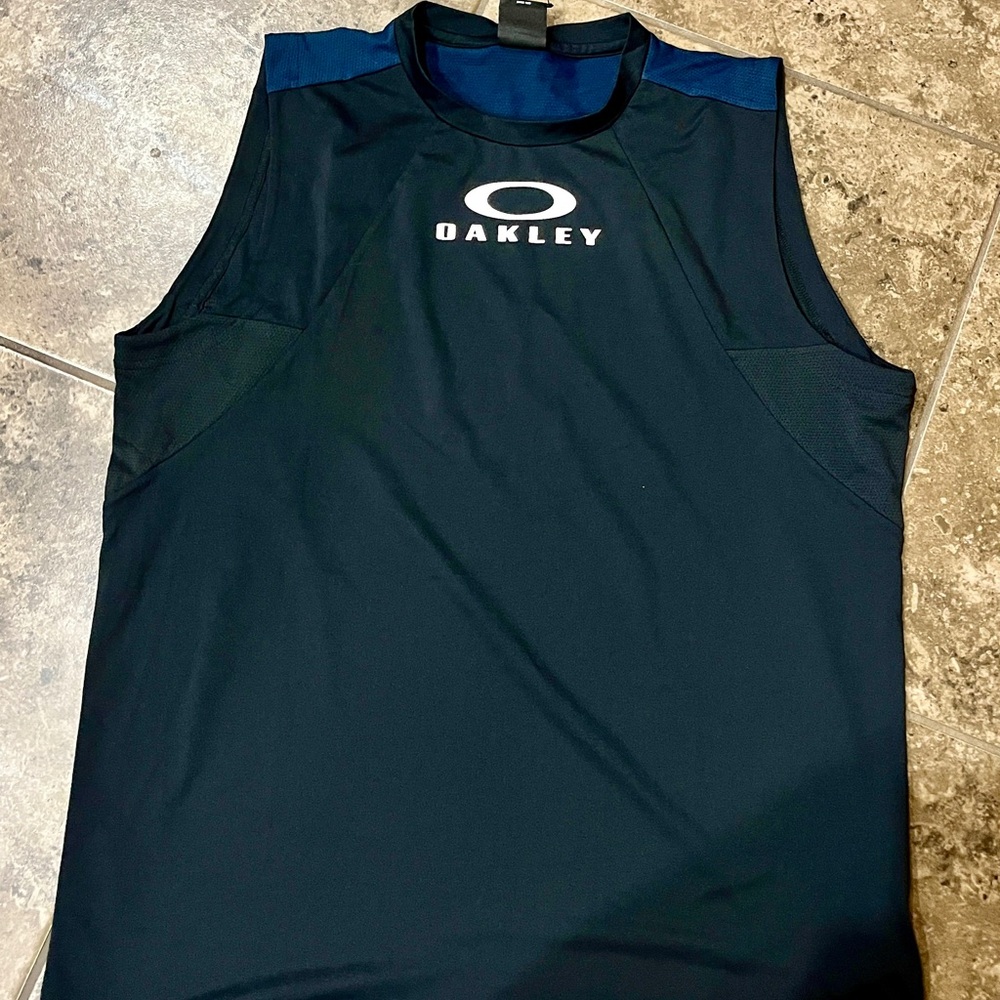 Oakley Black Sleeveless Athletic Top XL